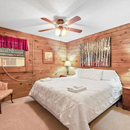 Classic Log Cabin With Fireplace On Quiet River โบลวิงร็อค ภายนอก รูปภาพ