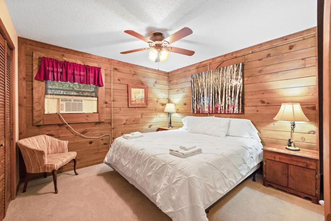 Classic Log Cabin With Fireplace On Quiet River โบลวิงร็อค ภายนอก รูปภาพ