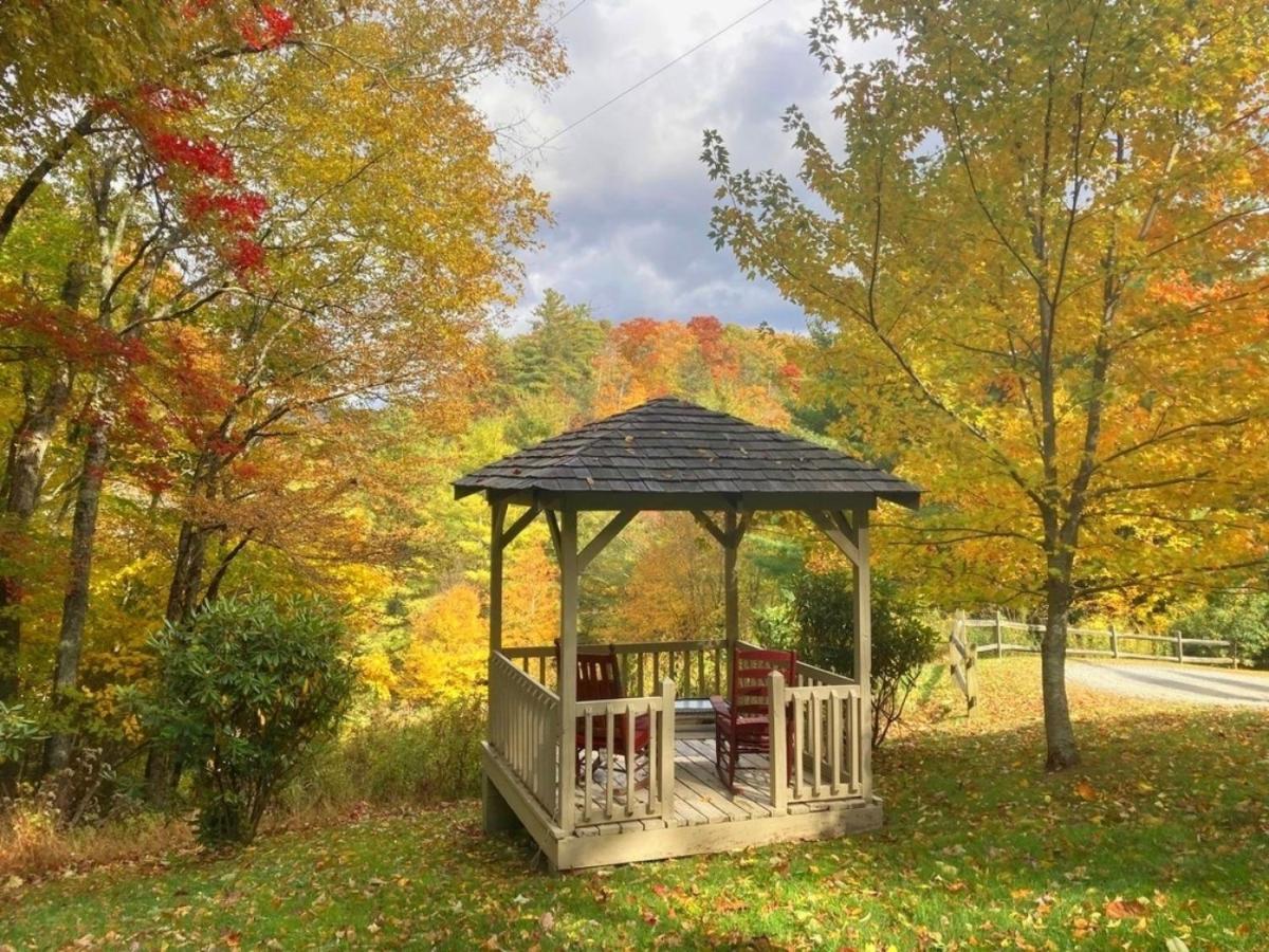 Classic Log Cabin With Fireplace On Quiet River โบลวิงร็อค ภายนอก รูปภาพ