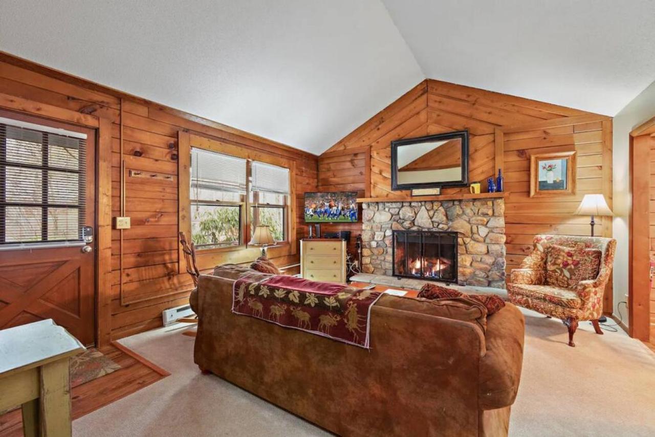 Classic Log Cabin With Fireplace On Quiet River โบลวิงร็อค ภายนอก รูปภาพ