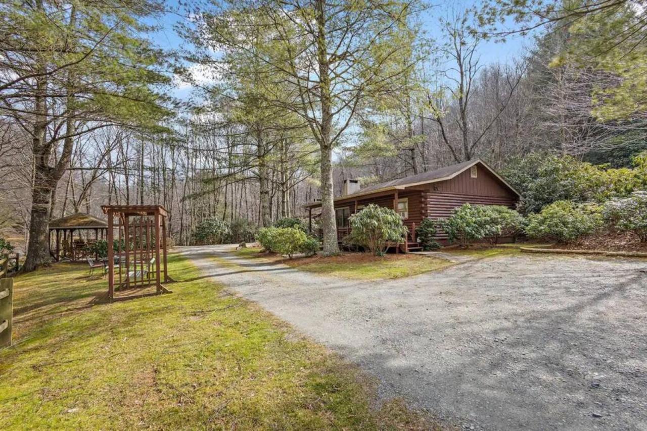 Classic Log Cabin With Fireplace On Quiet River โบลวิงร็อค ภายนอก รูปภาพ